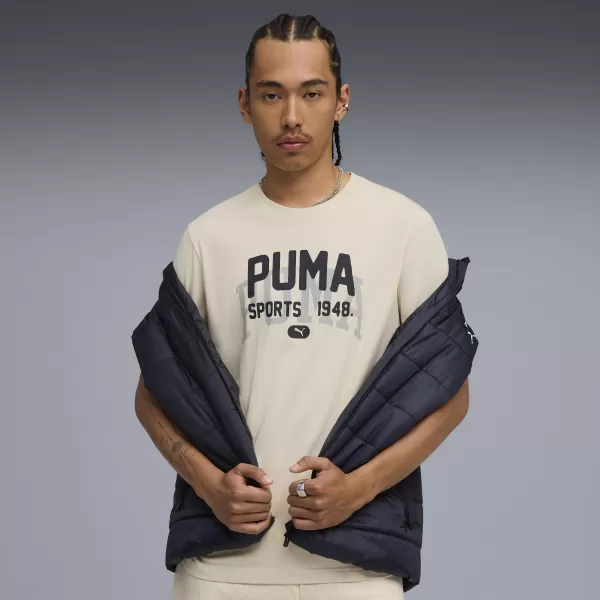  Tričko PUMA GRAPHIC VARSITY TEE 68803587 VYSOKOHORSKÝ SNEH 