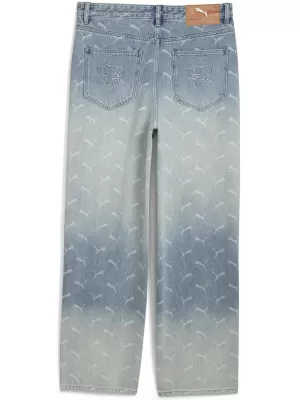 Pánske nohavice PUMA ROCKY LASER MONOGRAM DENIM 633428-01 VYBLEDNUTÝ DENIM/AOP