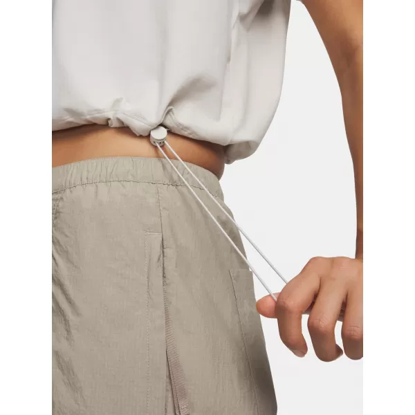  Dámske tričko UNDER ARMOUR BUNGEE HEM TEE 6010950-110 BIELA 