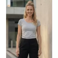 Šedá