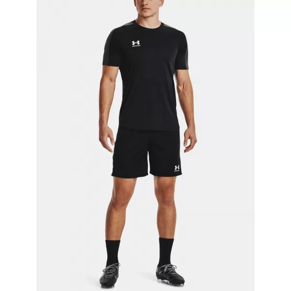  Pánske šortky UNDER ARMOUR CHALLENGER CORE SHORT 1372691-001 ČIERNA 