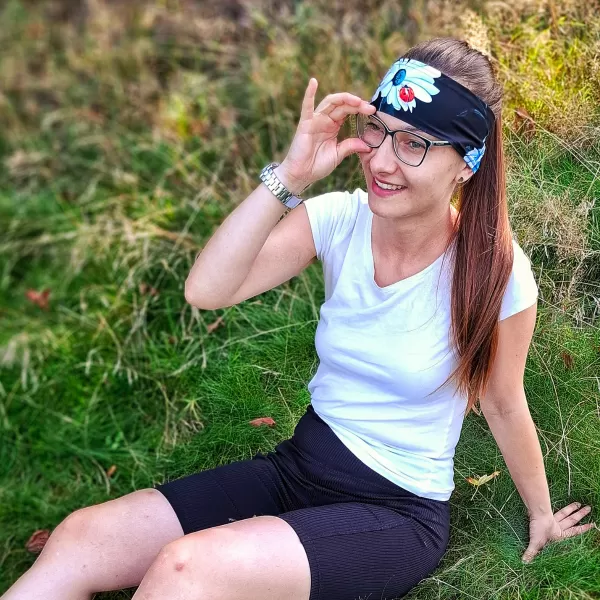  Detská športová čelenka WAMU LUČNÉ KYTKY čierna 