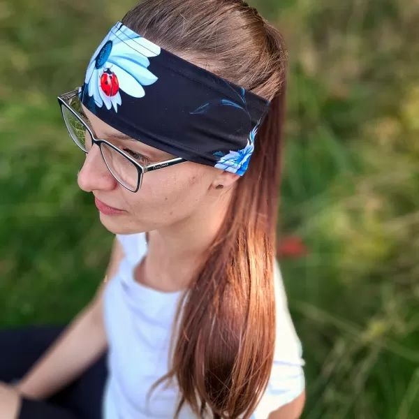  Detská športová čelenka WAMU LUČNÉ KYTKY čierna 