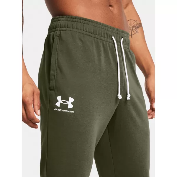  Pánske tepláky UNDER ARMOUR RIVAL TERRY JOGGER 1380843-390 ZELENÁ 