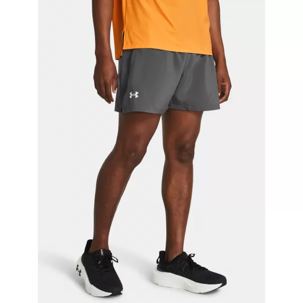  Pánske šortky UNDER ARMOUR LAUNCH 5'' SHORTS 1382617-025 SIVÁ 