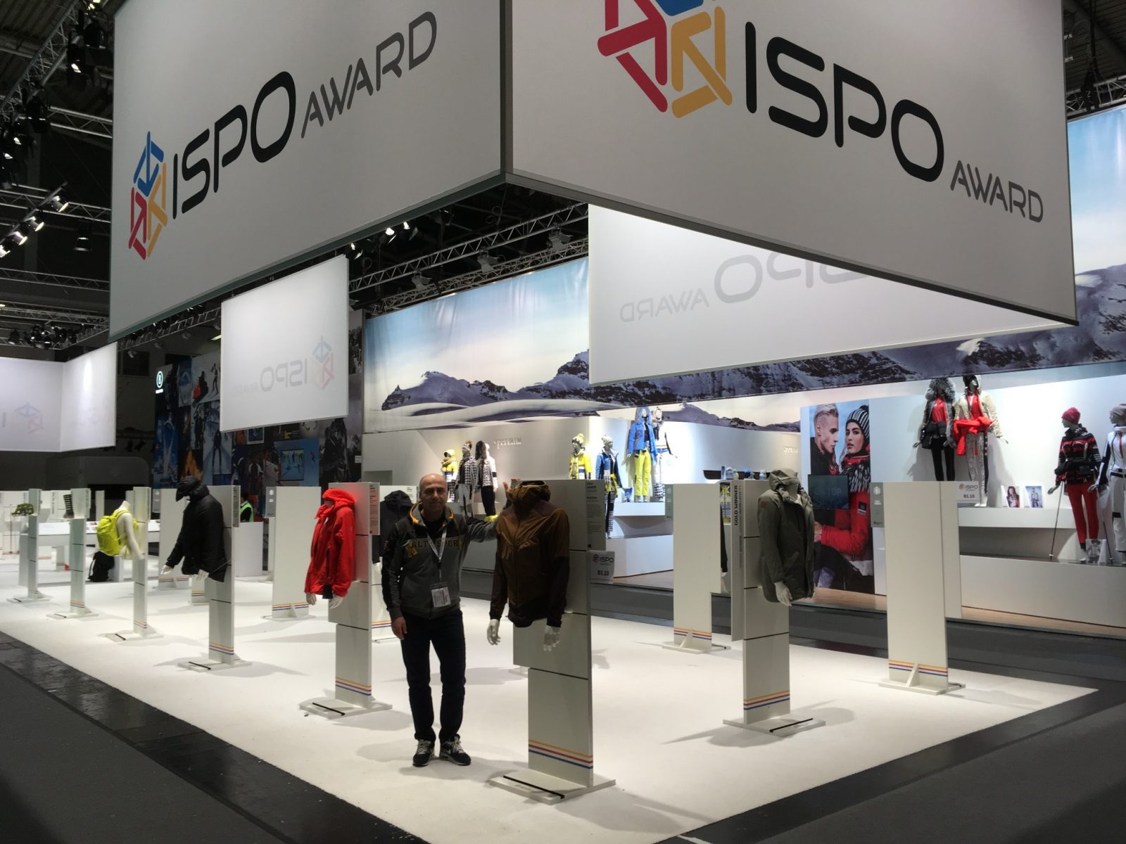 Expozícia ISPO Award so športovým oblečením a návštevníkom