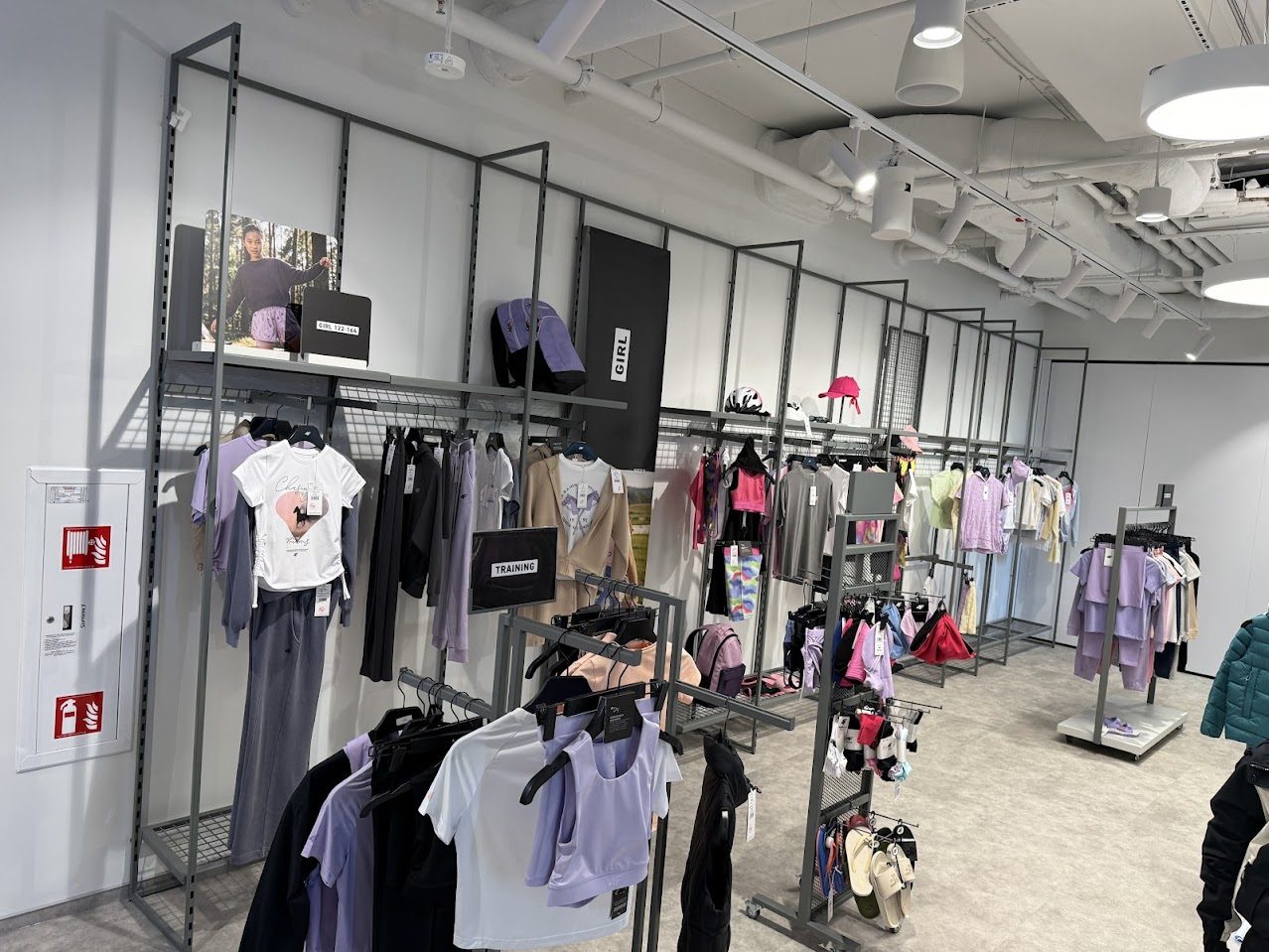 Interiér showroomu s vystaveným športovým oblečením